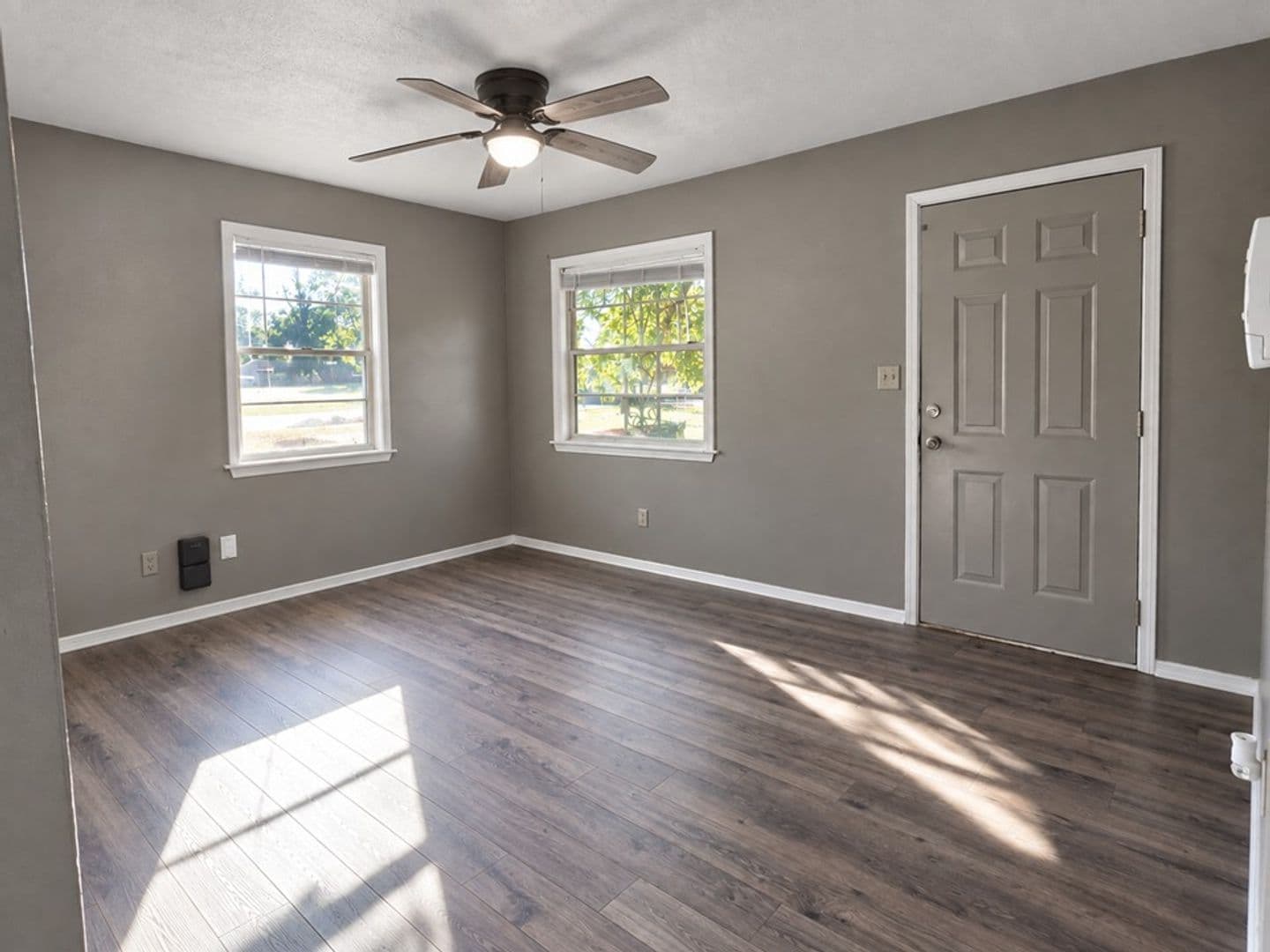 Russellville House: 801 E 6th St