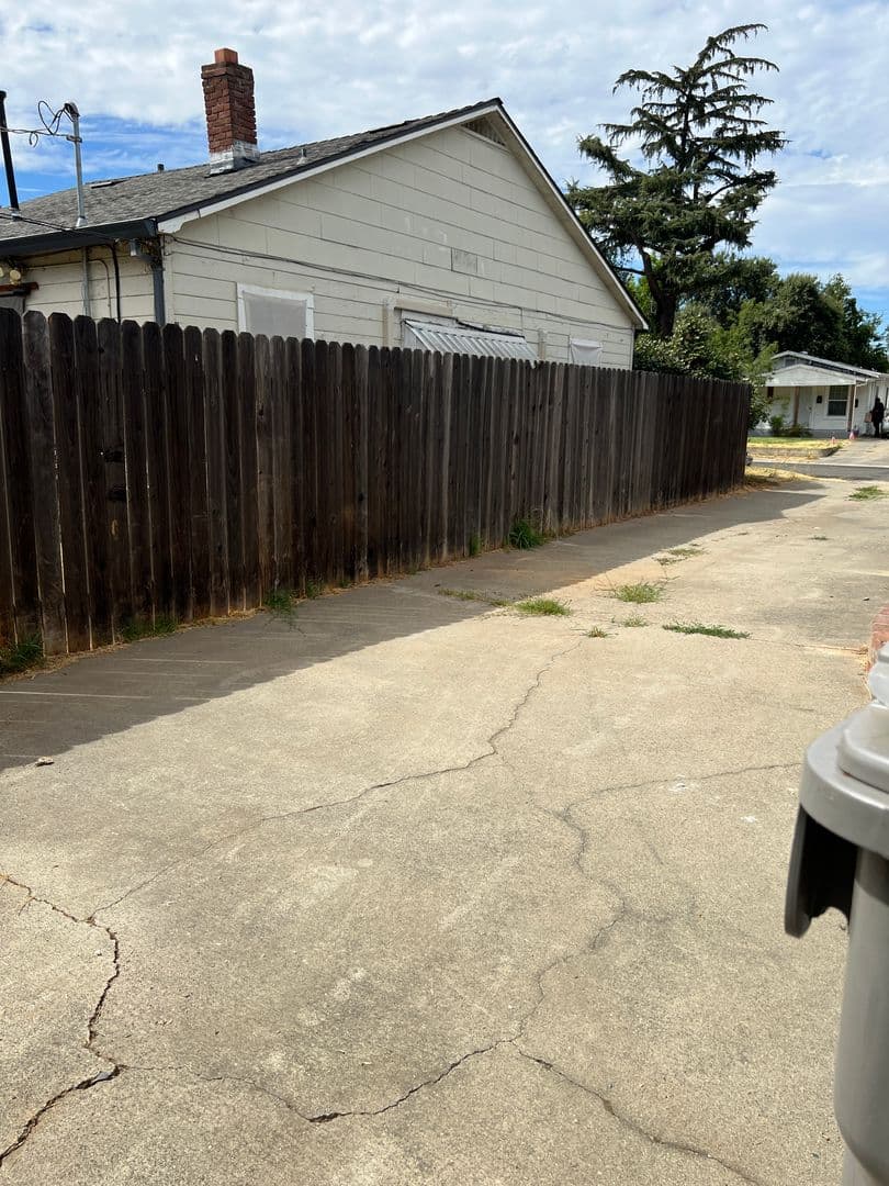 Sacramento House: 142 Redwood