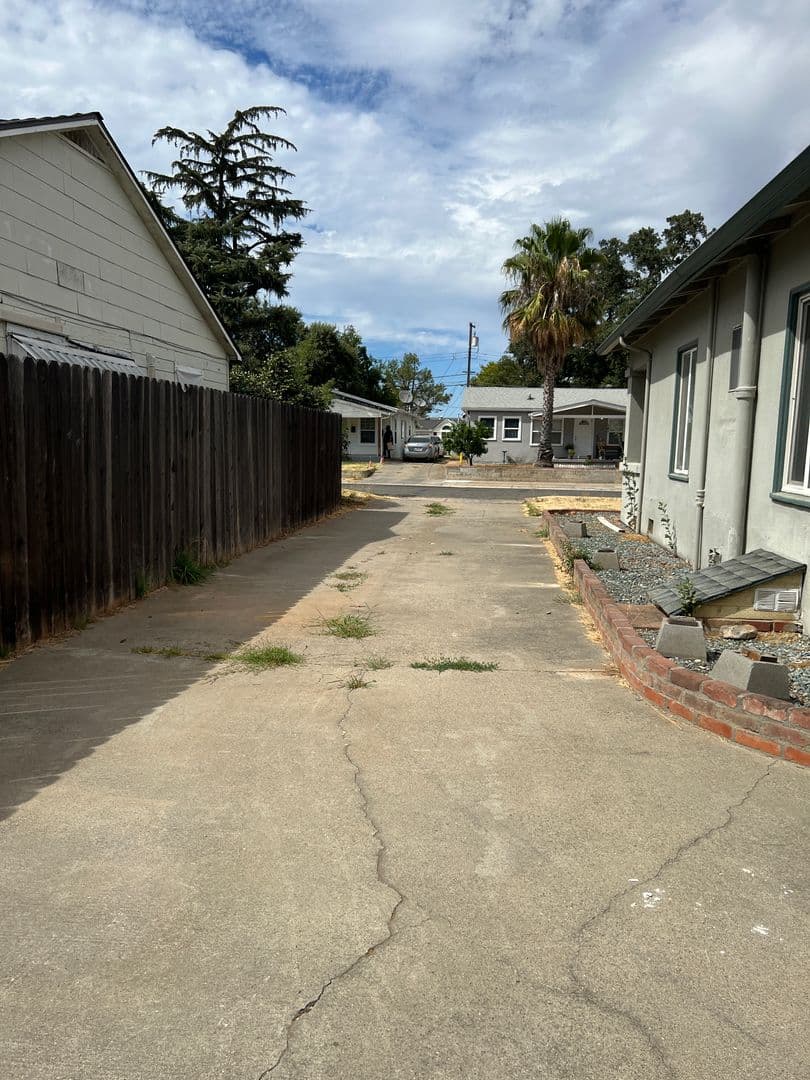 Sacramento House: 142 Redwood