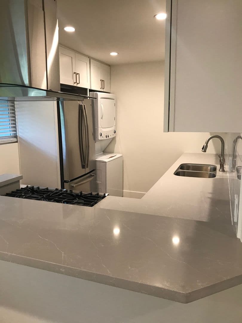Redondo Apartment: 503 N. Elena