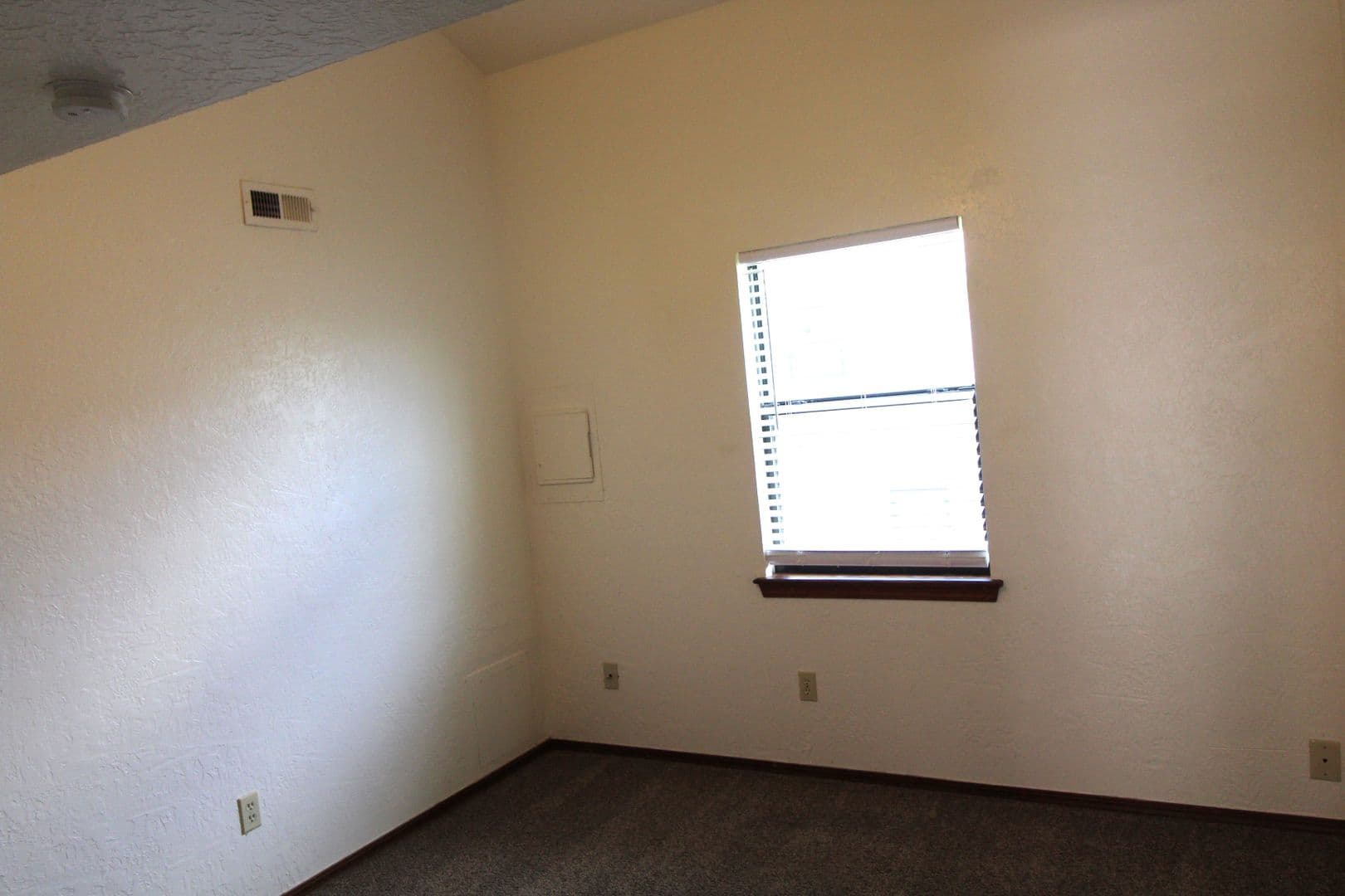 Norman Apartment: 1901 E Lindsey