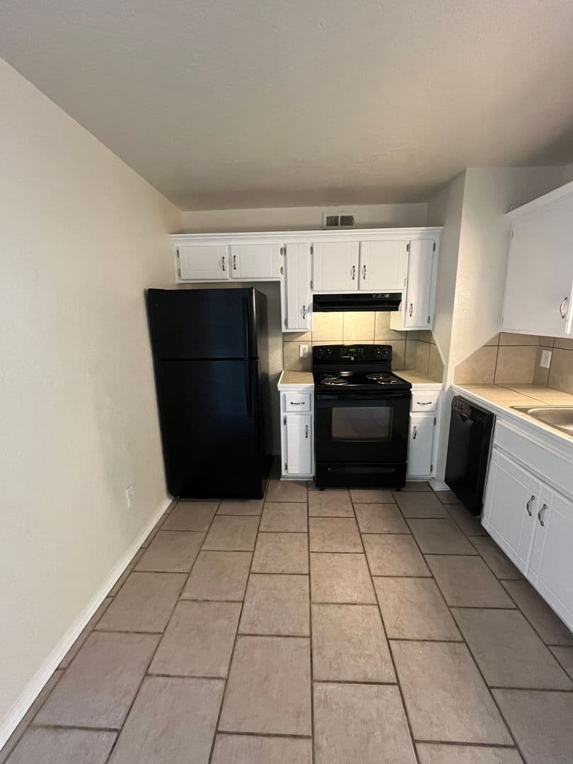 Norman Apartment: 1901 E Lindsey