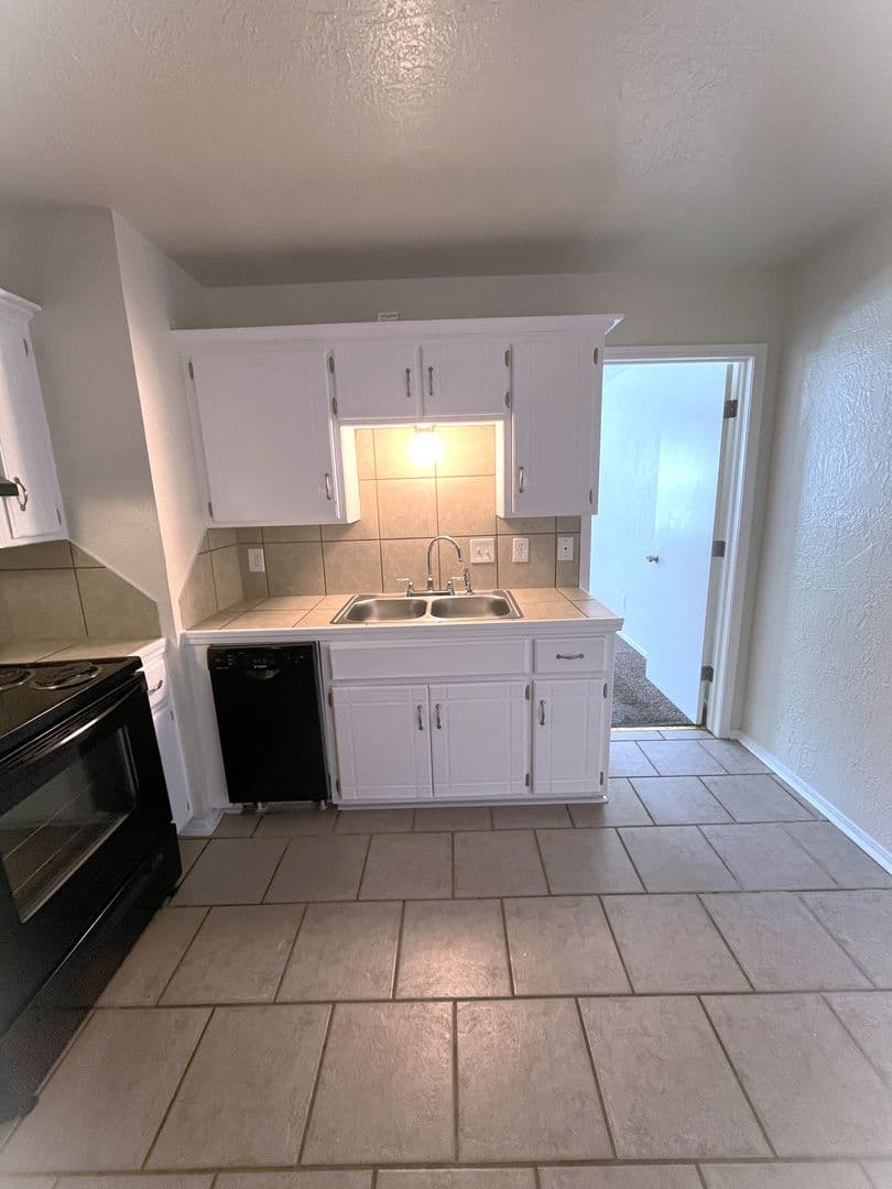 Norman Apartment: 1901 E Lindsey