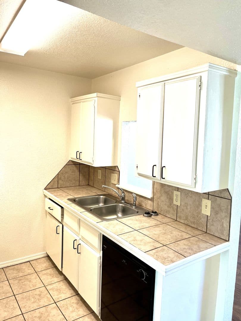 Norman Apartment: 1901 E Lindsey