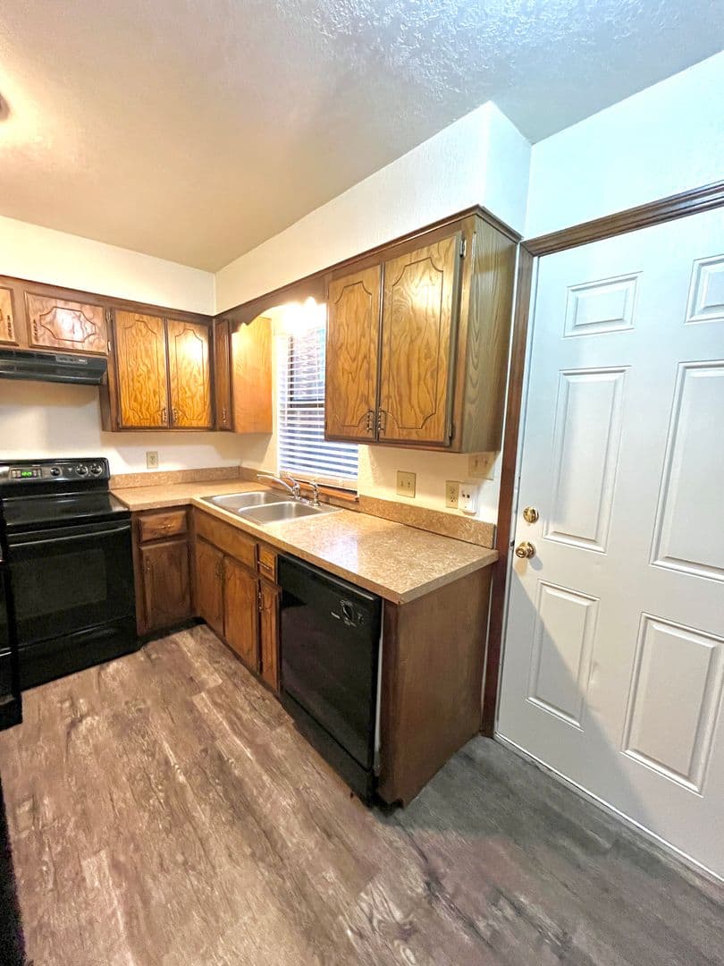 Norman Apartment: 1901 E Lindsey