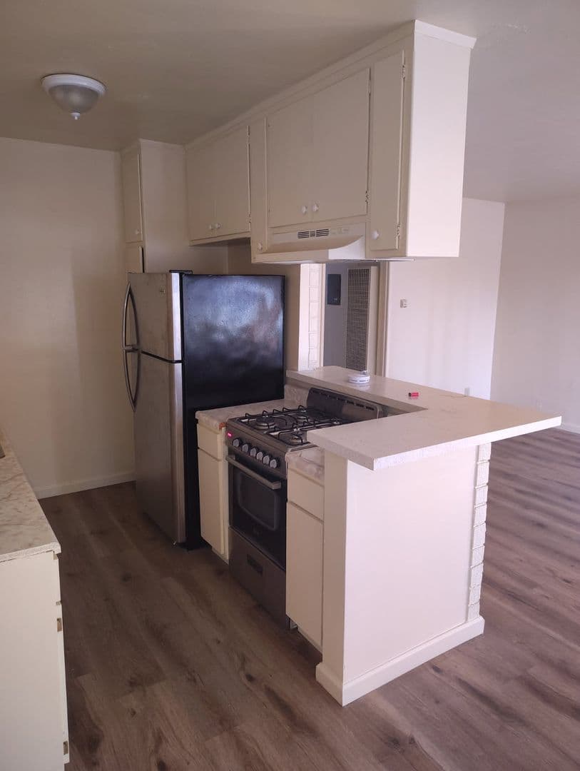 Los Angeles Apartment: 2750 South Sycamore Ave.
