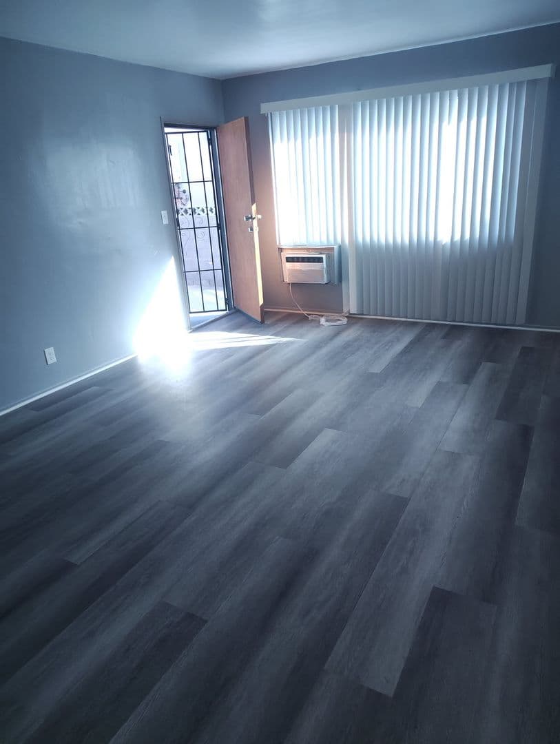 Los Angeles Apartment: 2750 South Sycamore Ave.