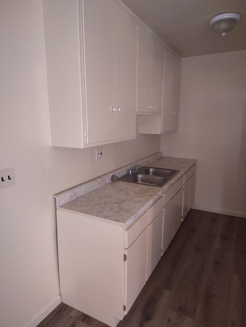 Los Angeles Apartment: 2750 South Sycamore Ave.