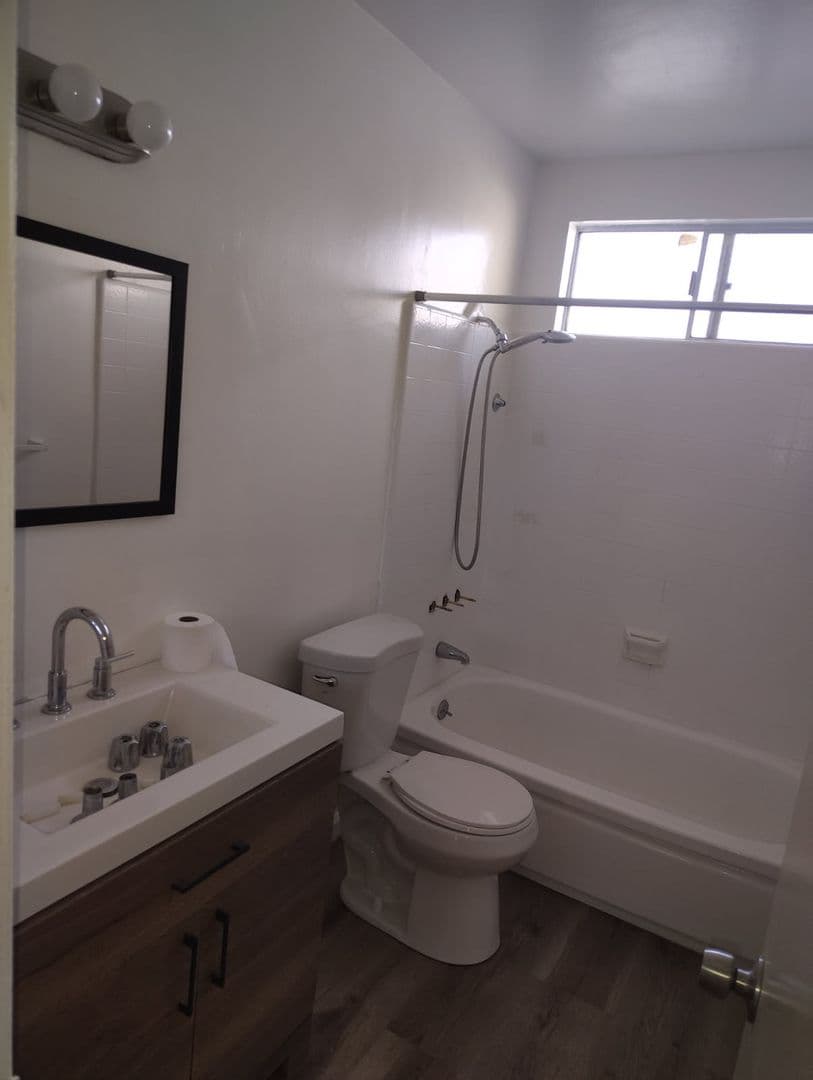 Los Angeles Apartment: 2750 South Sycamore Ave.