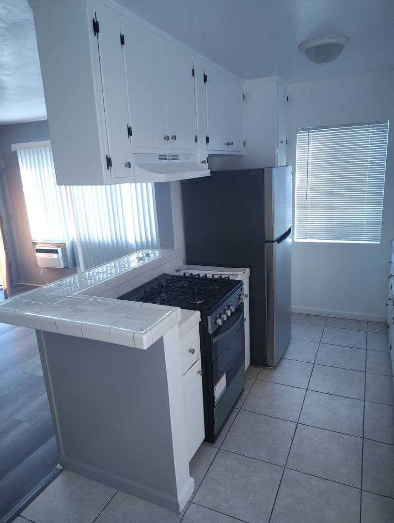 Los Angeles Apartment: 2750 South Sycamore Ave.