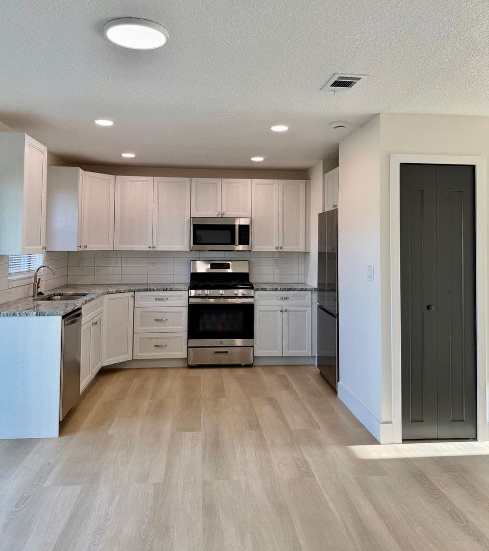 Melbourne House: 557 Chantilly Dr