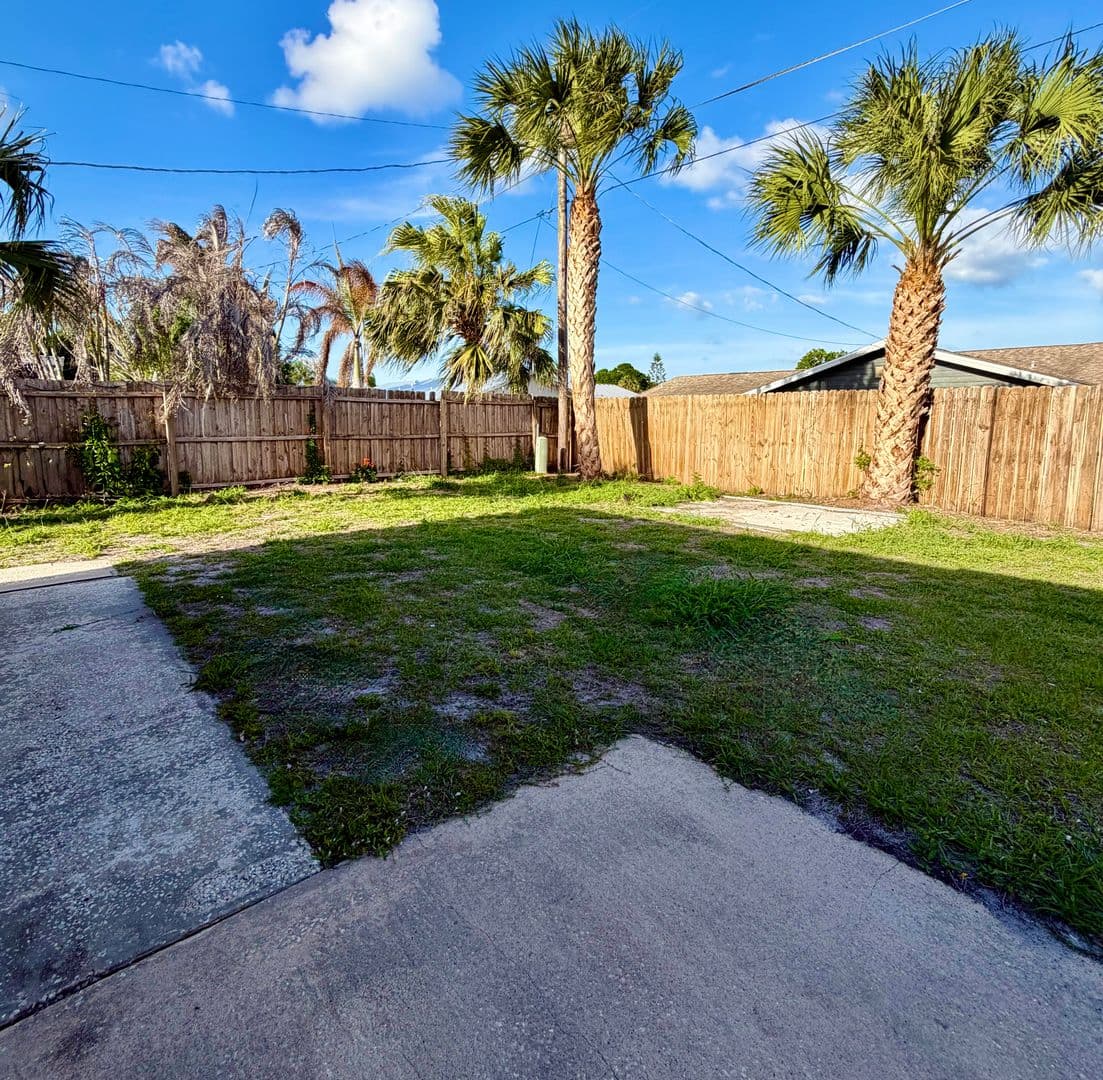 Melbourne House: 557 Chantilly Dr