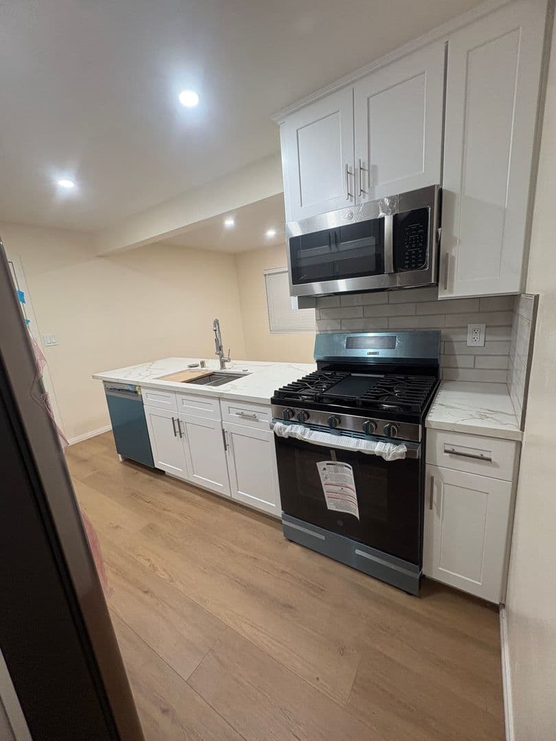 Oxnard Apartment: 211 Wolff Street