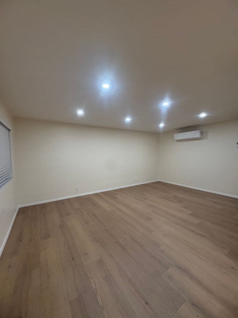 Oxnard Apartment: 211 Wolff Street
