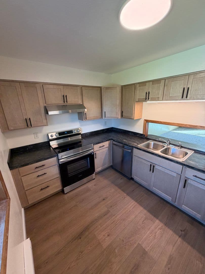 McMinnville Apartment: 700 NW 12th St