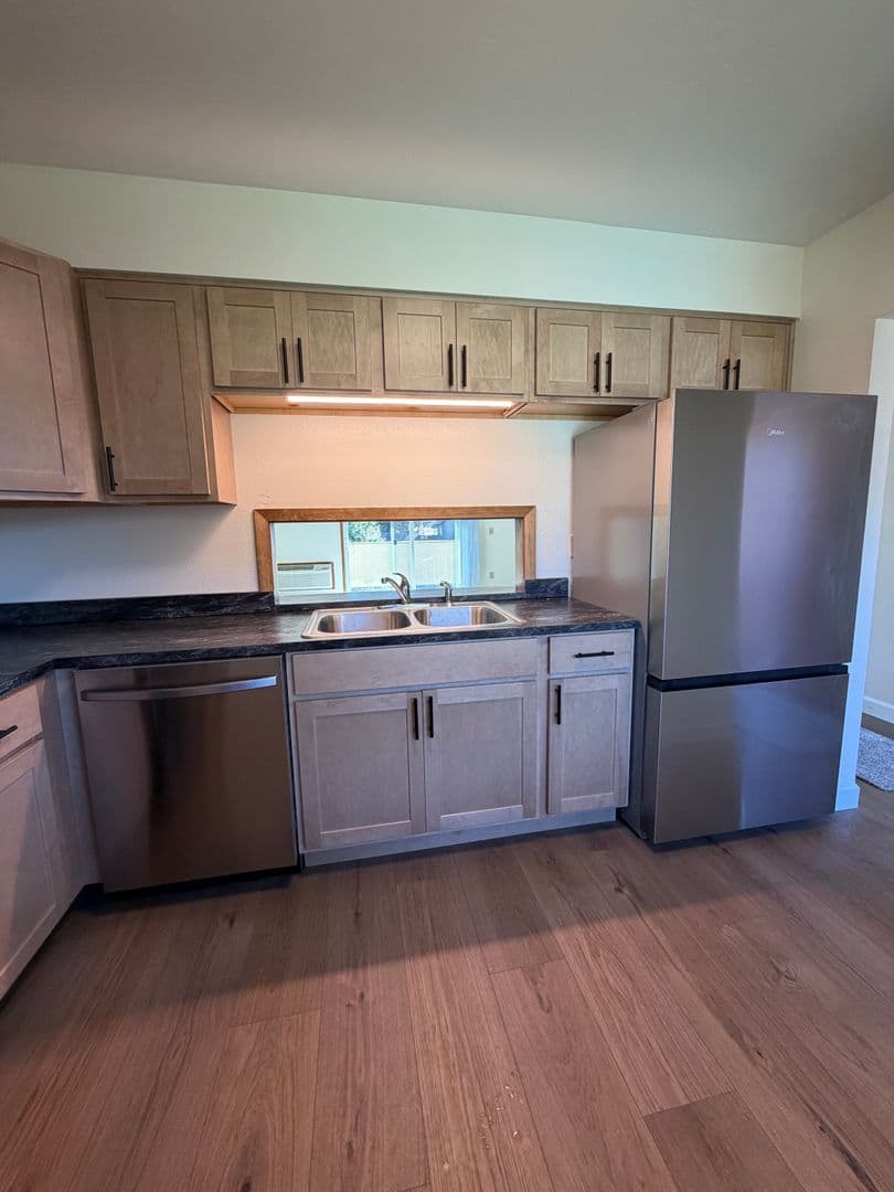 McMinnville Apartment: 700 NW 12th St