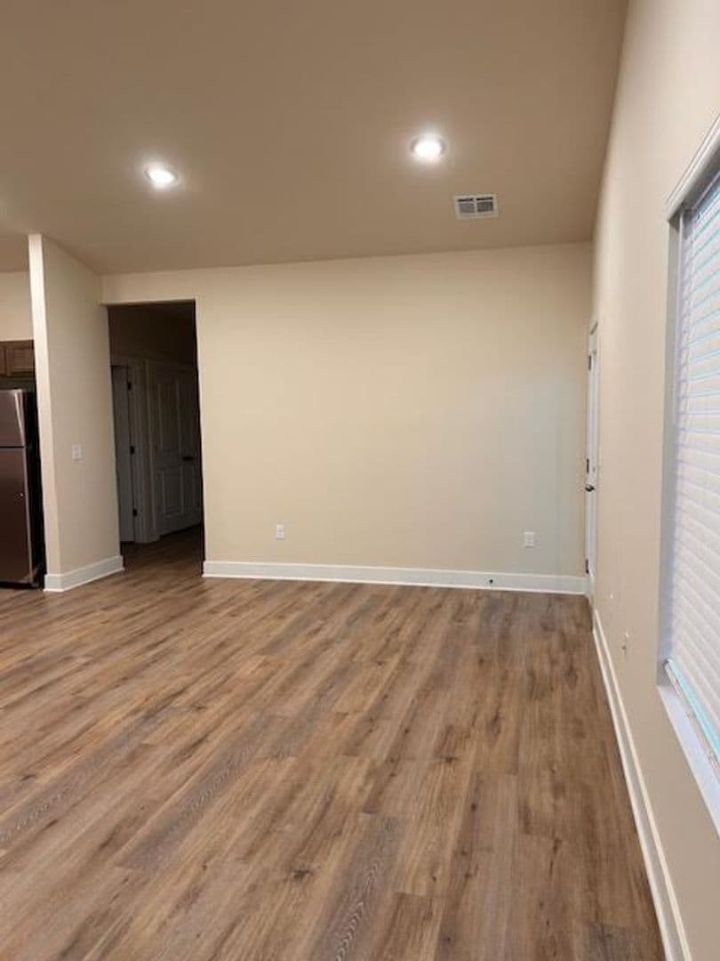 Valley Center Apartment: 503 E Harper