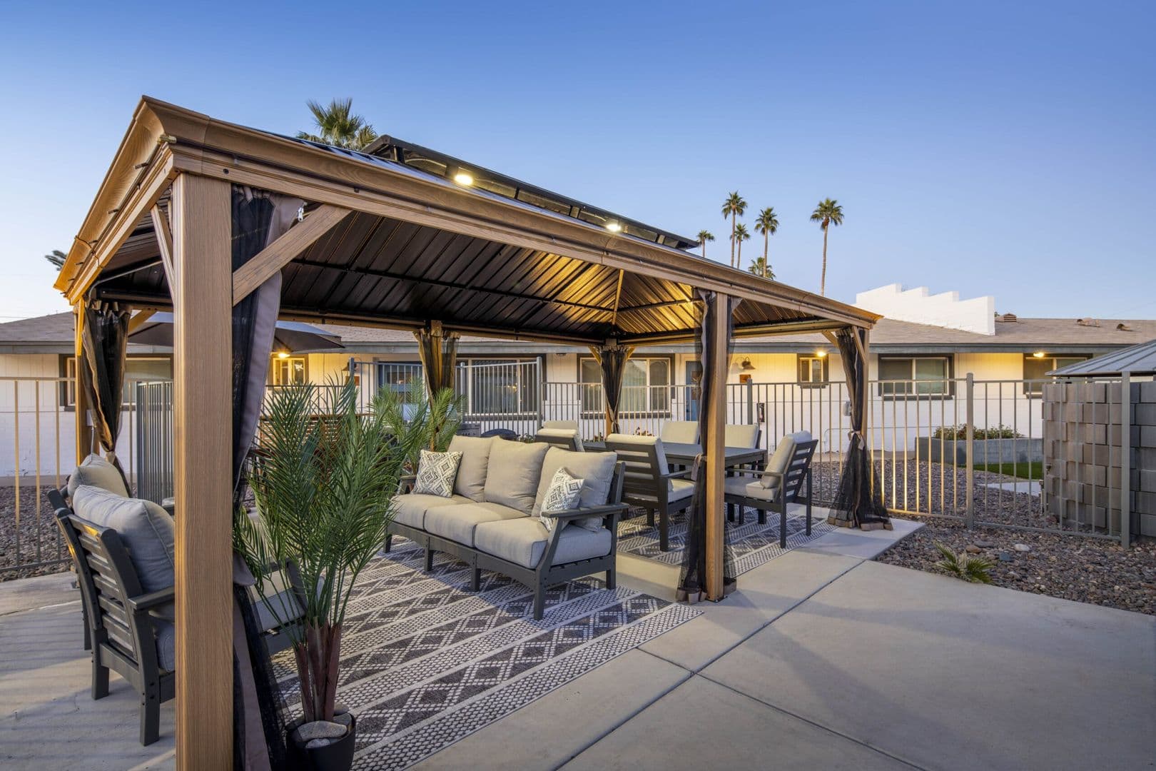 Phoenix Apartment: 2940 N 40th St