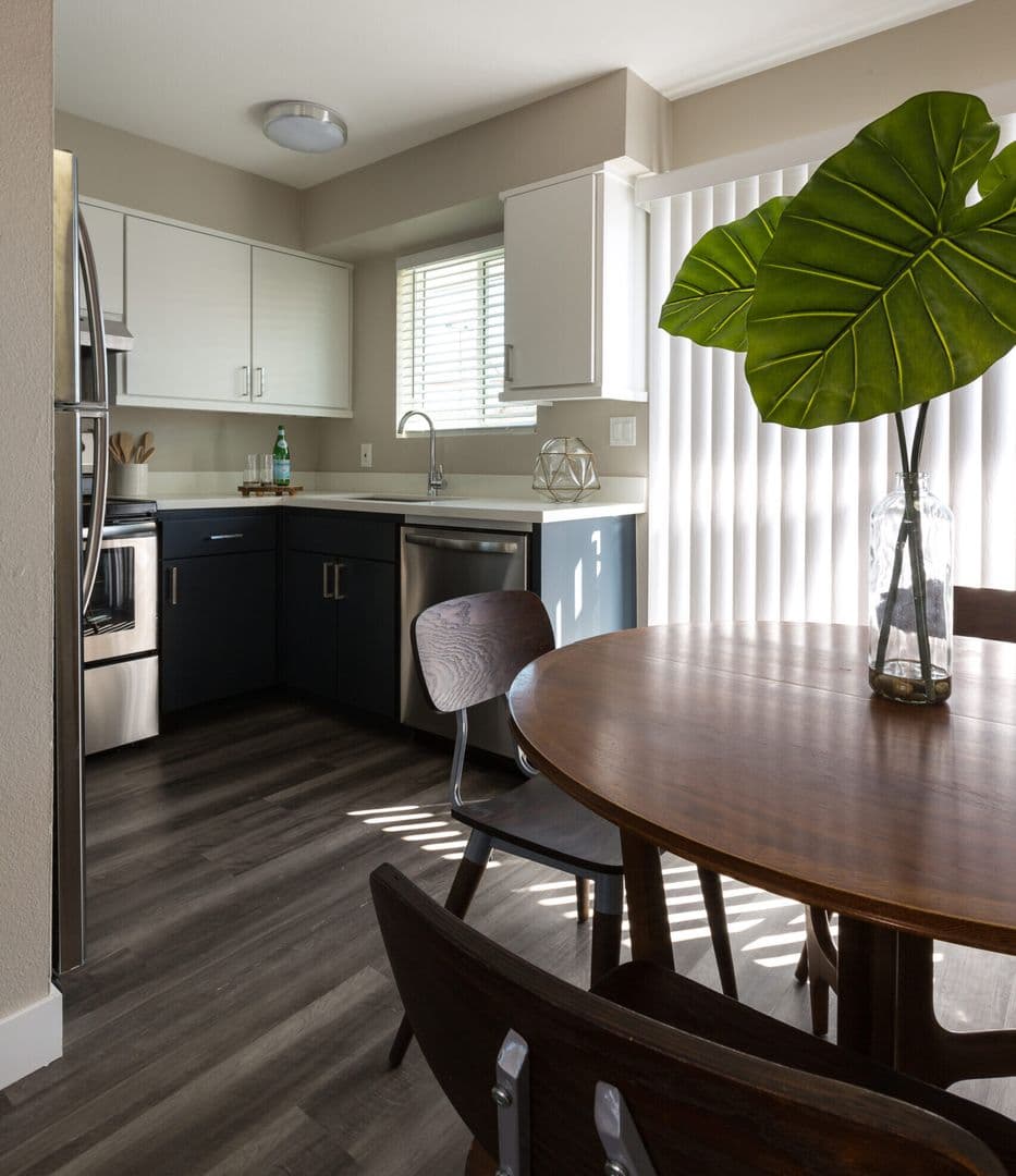 Phoenix Apartment: 2940 N 40th St