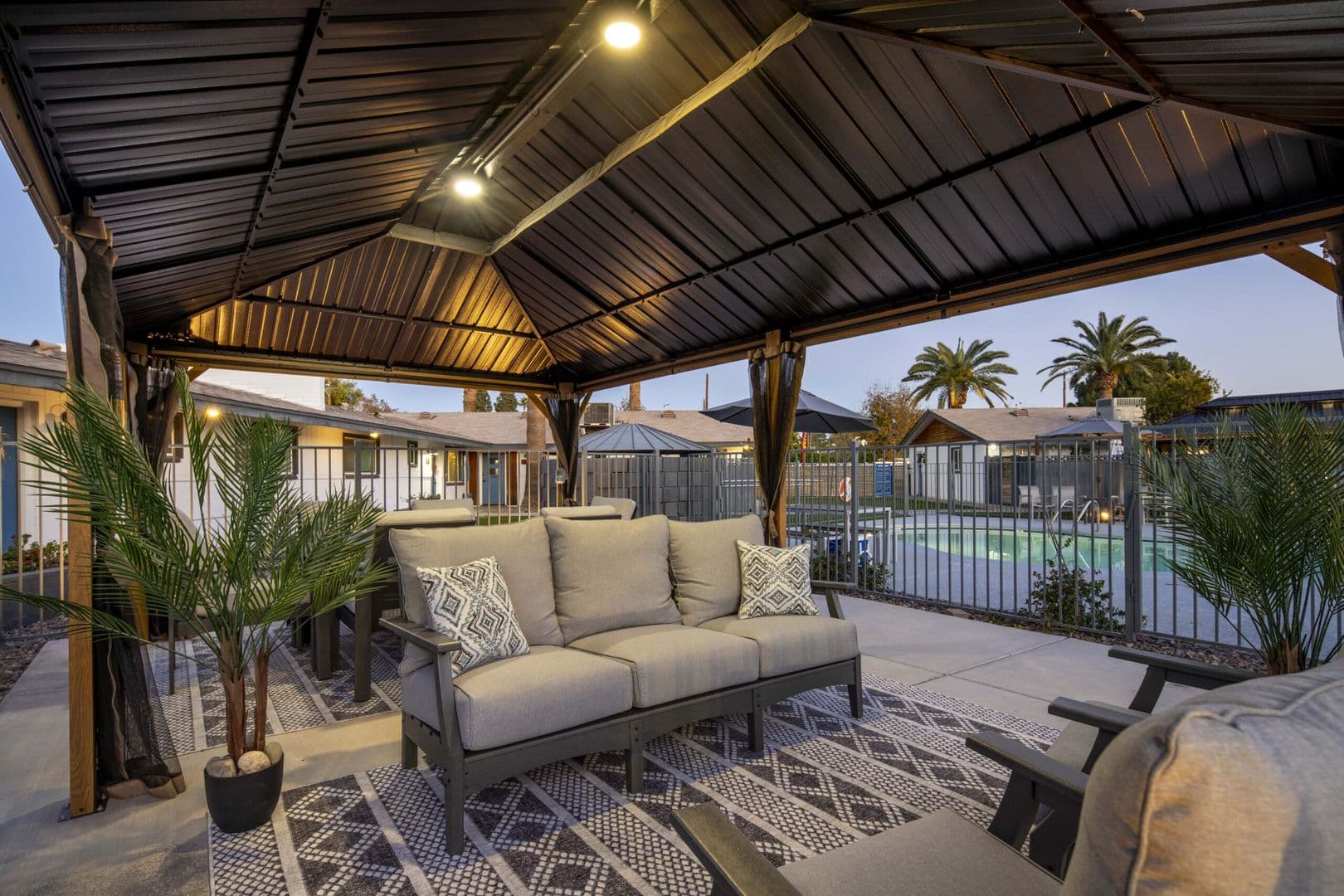 Phoenix Apartment: 2940 N 40th St