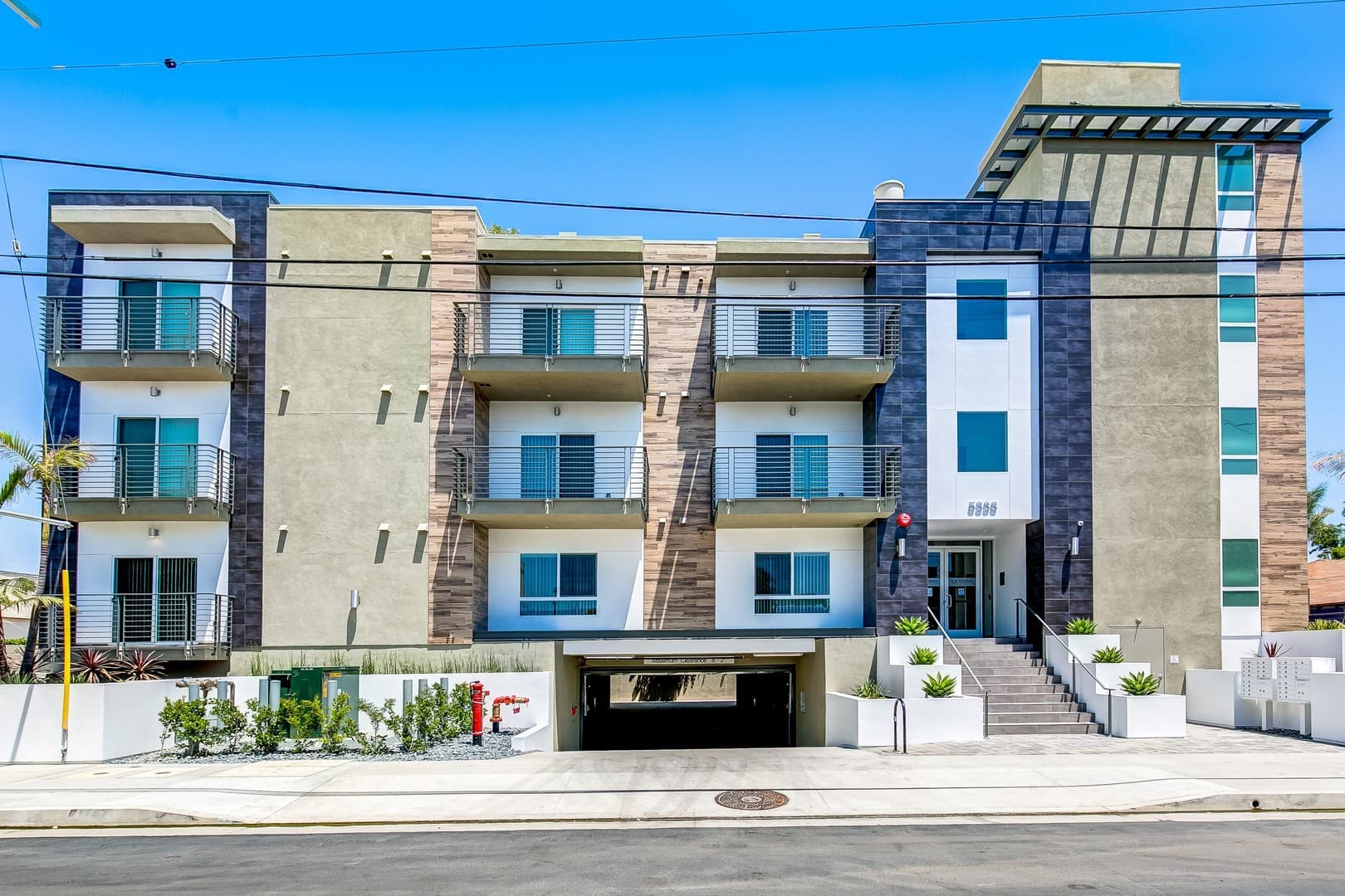 North Hollywood Apartment: 5338 Cartwright Ave.