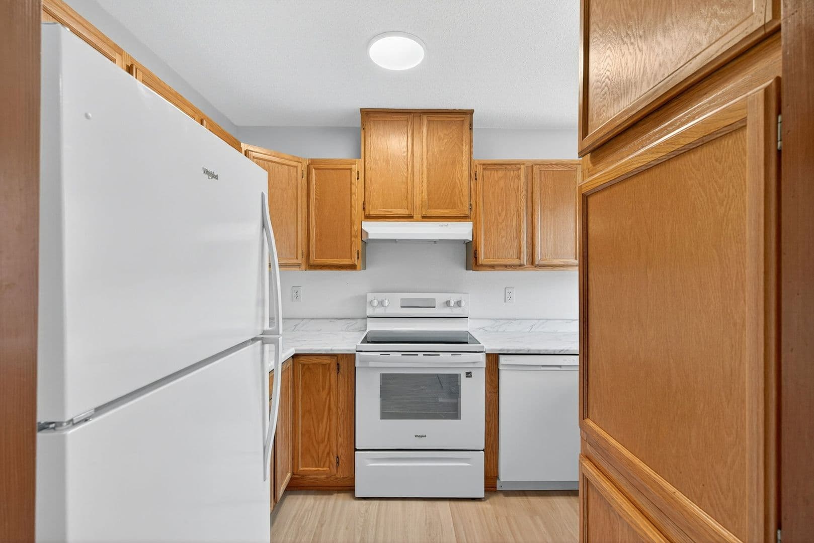 Gladstone Apartment: 420 - 470 W Gloucester St