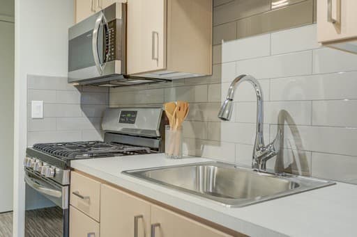 Portland Apartment: 3423 SE Hawthorne Blvd