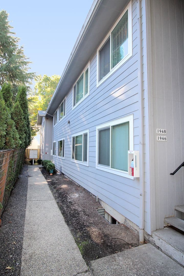 Portland Apartment: 1942-1956 NE Tillamook St