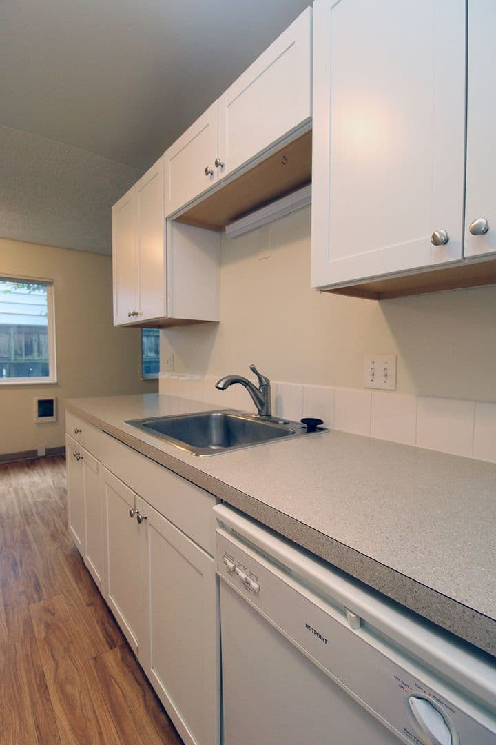 Portland Apartment: 1942-1956 NE Tillamook St