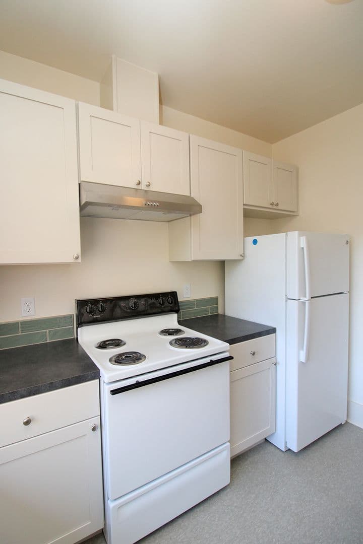 Portland Apartment: 1636 NE Tillamook St #2