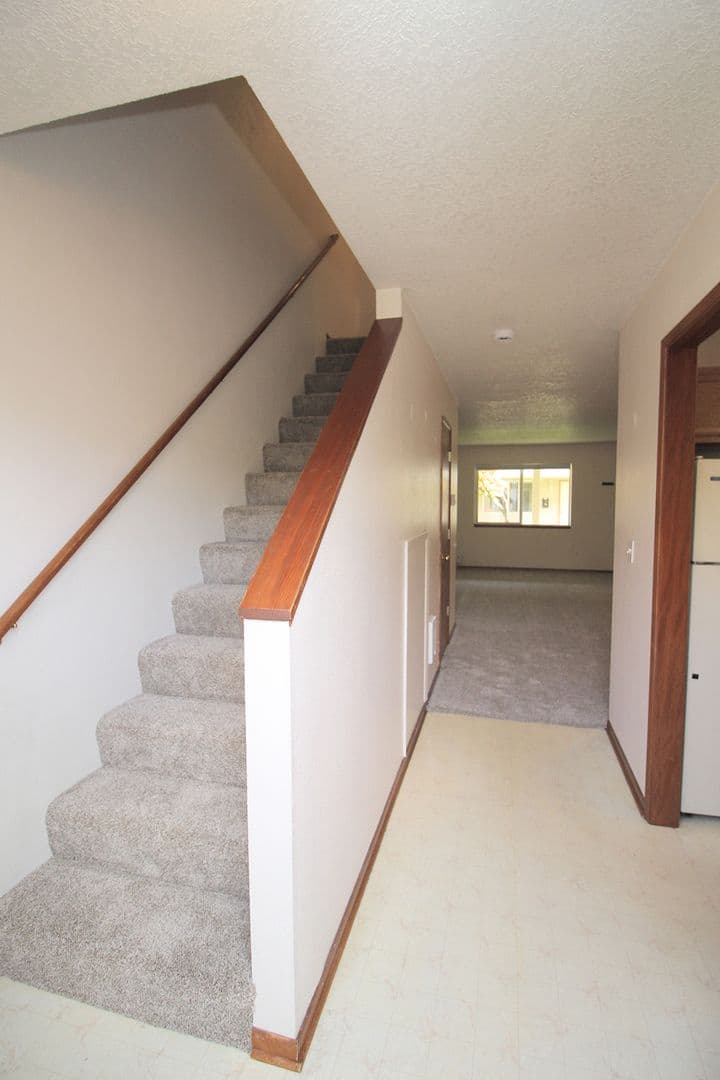 Gladstone Apartment: 420 - 470 W Gloucester St