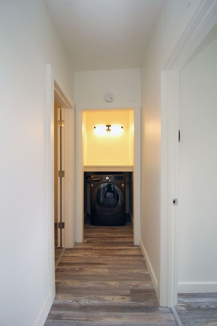 Portland Apartment: 843 N Knott St