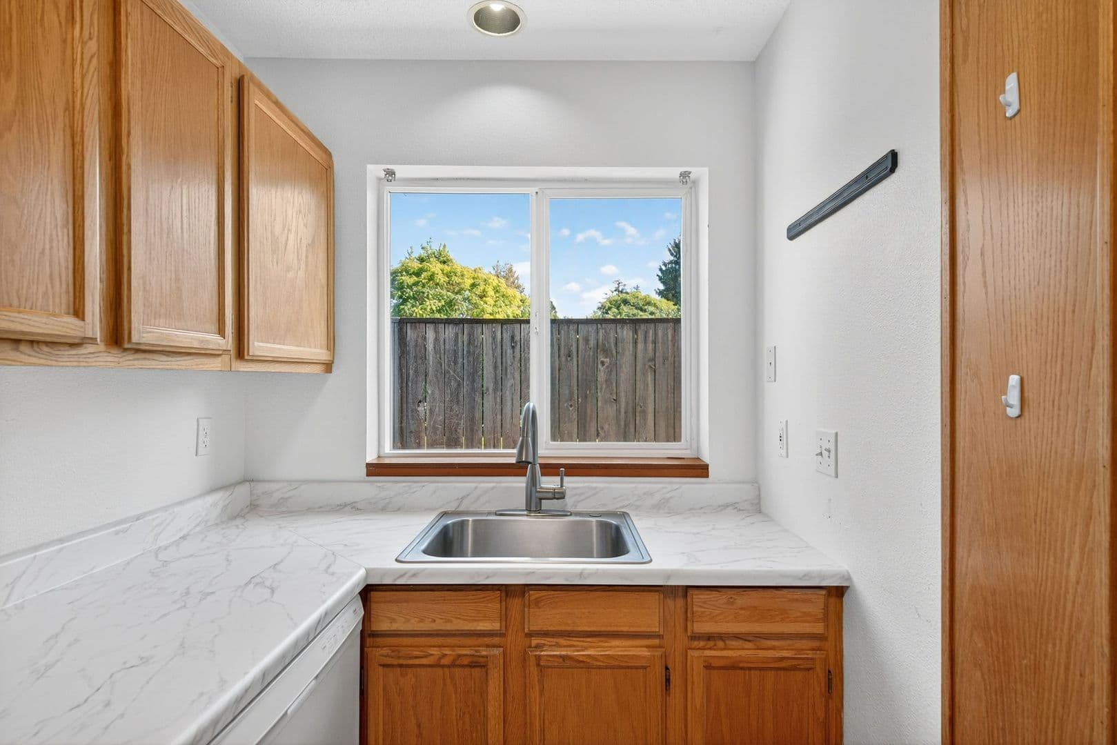 Gladstone Apartment: 420 - 470 W Gloucester St
