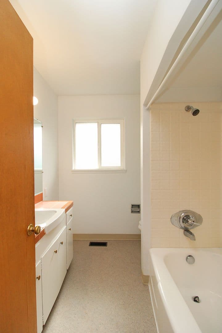 Portland Apartment: 7230 - 7234 NE Broadway