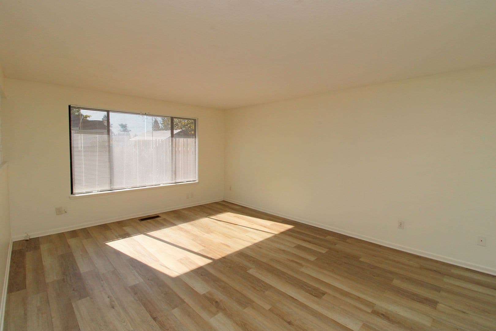 Troutdale Apartment: 802 - 804 SW 29th Way