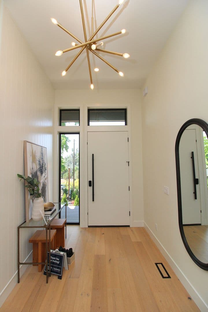 Portland House: 6233 SW Hamilton Way