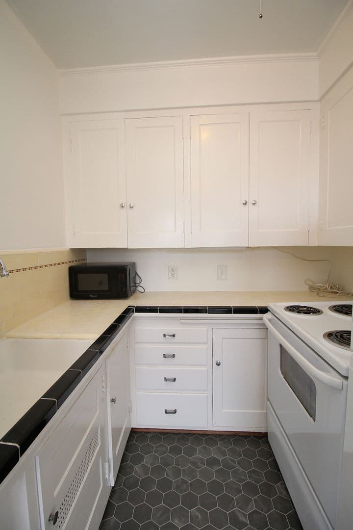 Portland Apartment: 2356-2366 SW Cactus Dr