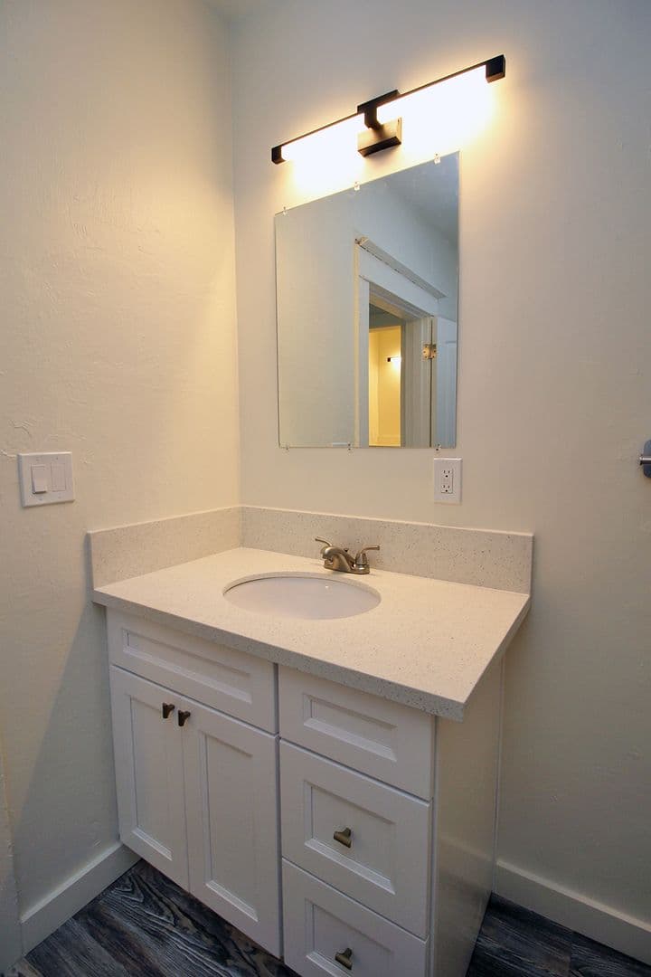 Portland Apartment: 843 N Knott St