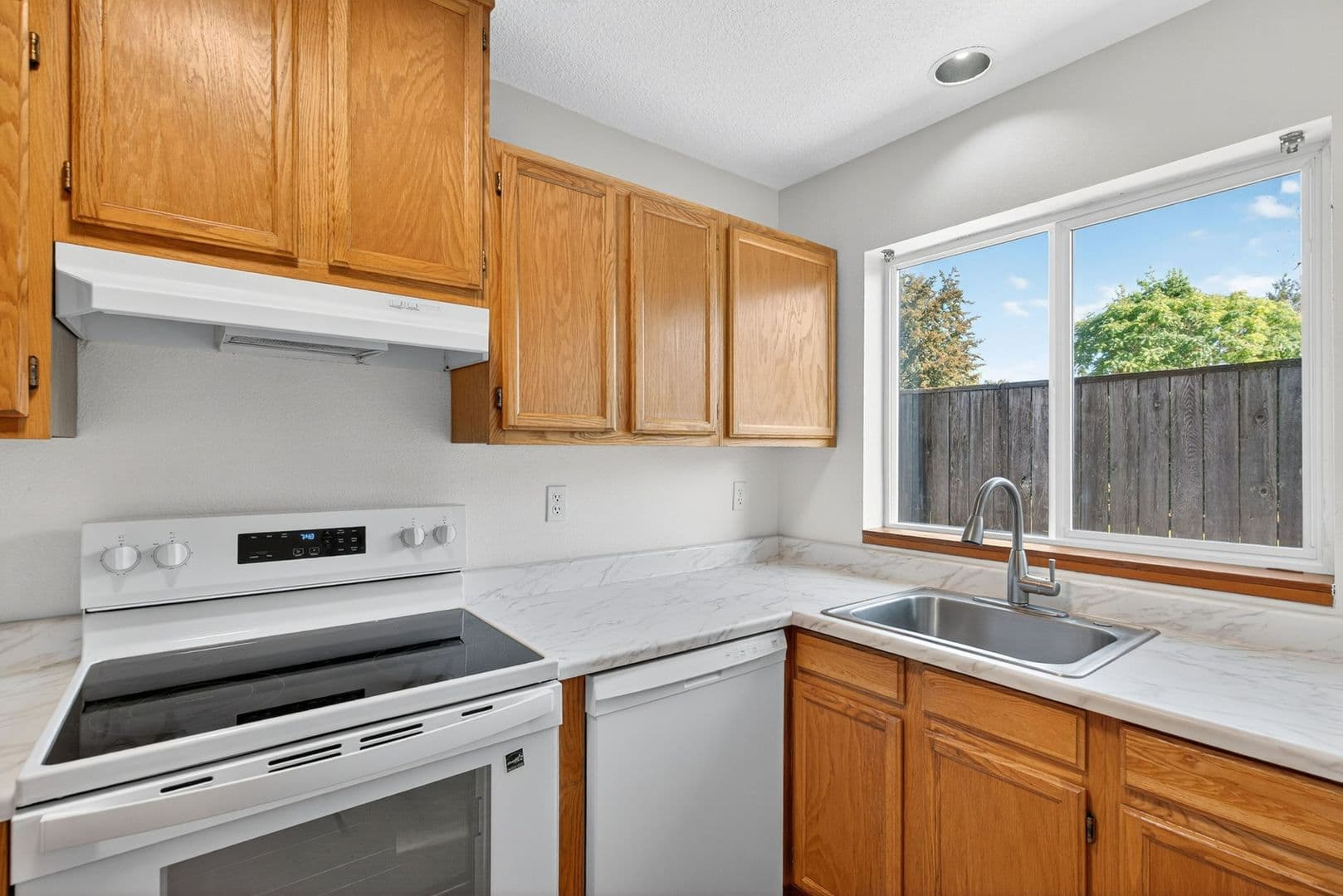 Gladstone Apartment: 420 - 470 W Gloucester St