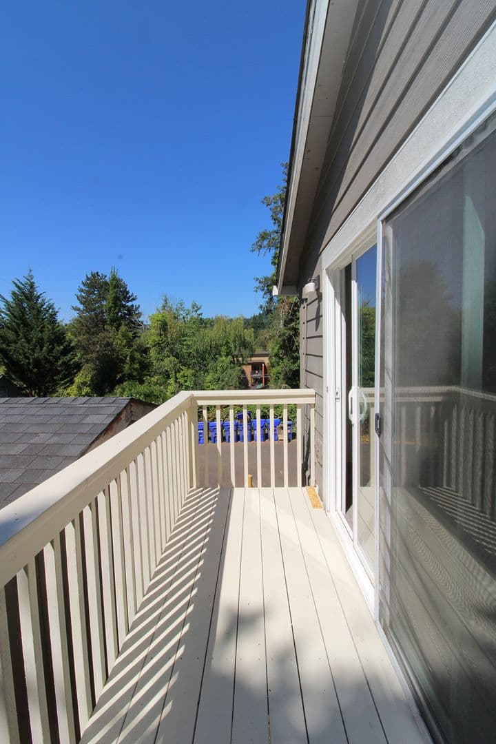 Portland Apartment: 5704 SW Beaverton-Hillsdale Hwy