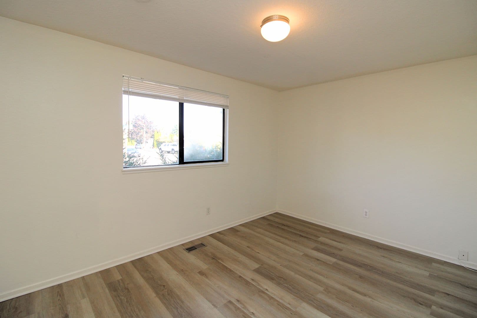 Troutdale Apartment: 802 - 804 SW 29th Way