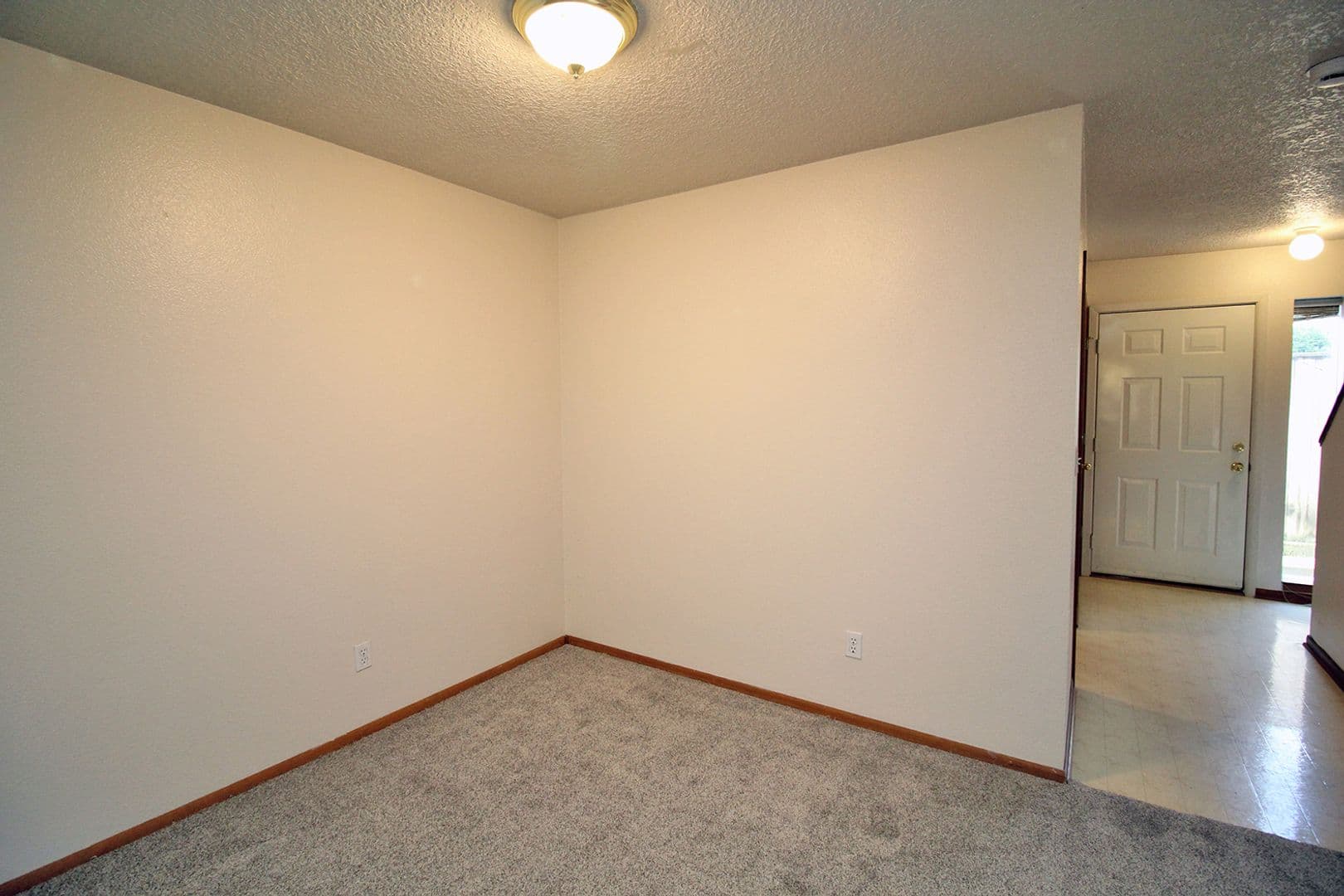 Gladstone Apartment: 420 - 470 W Gloucester St
