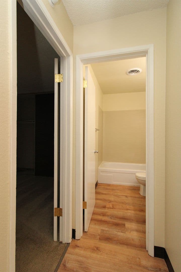Portland Apartment: 5704 SW Beaverton-Hillsdale Hwy