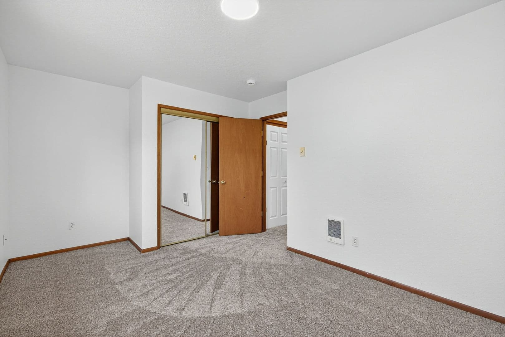 Gladstone Apartment: 420 - 470 W Gloucester St