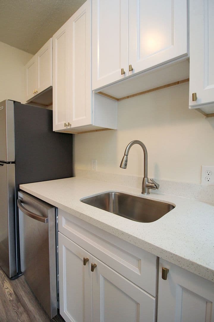 Portland Apartment: 843 N Knott St