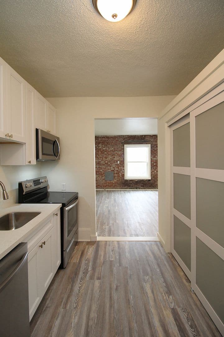 Portland Apartment: 843 N Knott St