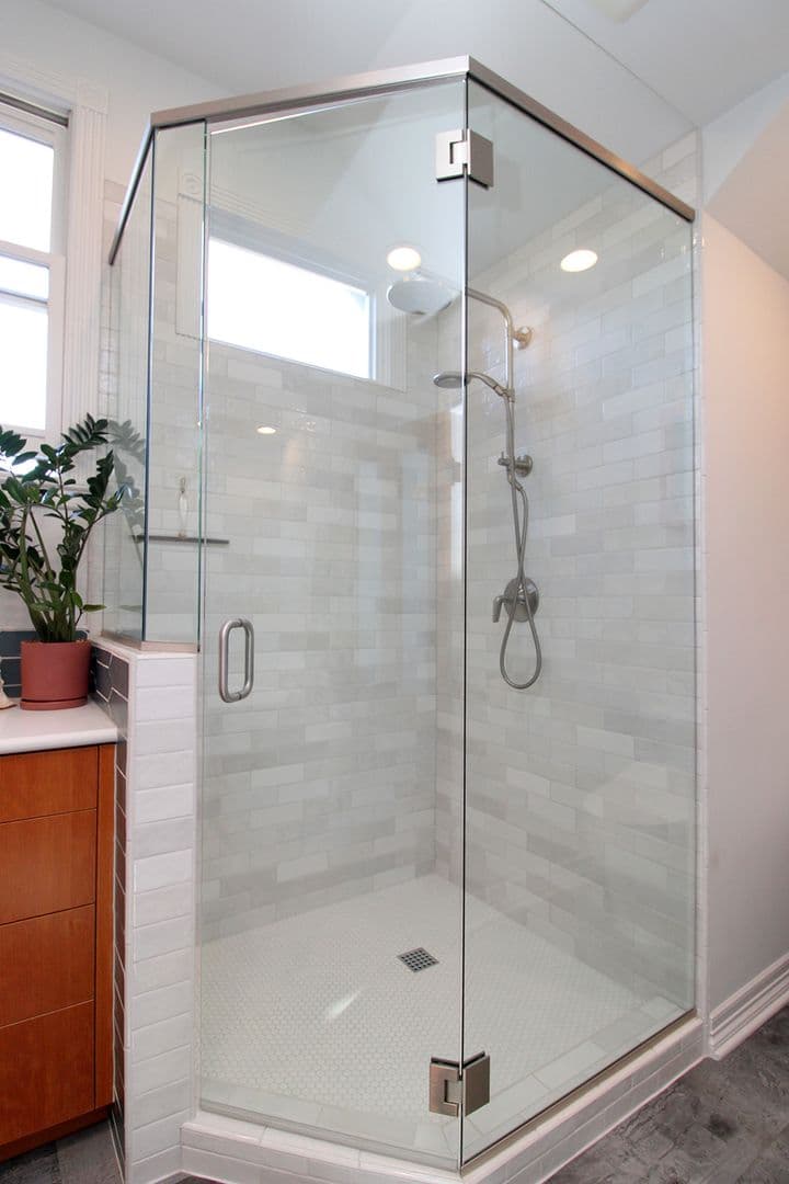 Portland Apartment: 1825 NW 24th Ave #A-B