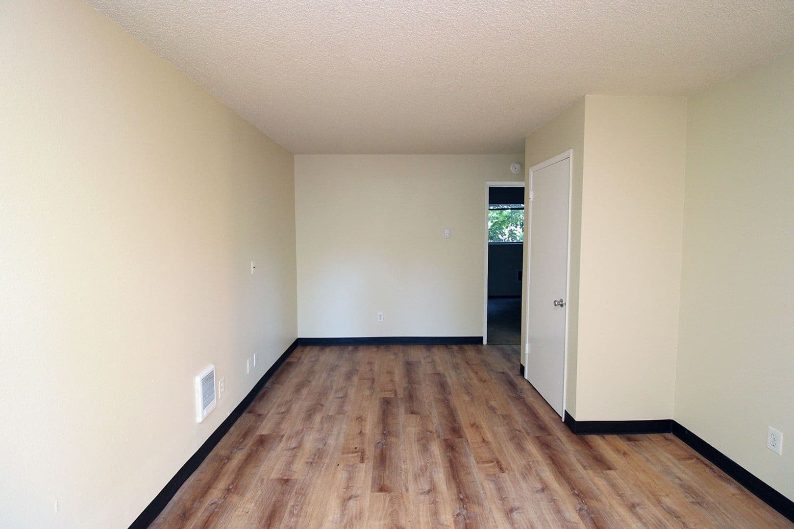 Portland Apartment: 5704 SW Beaverton-Hillsdale Hwy