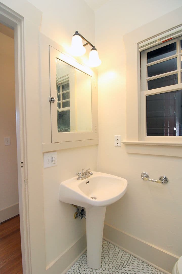 Portland Apartment: 1636 NE Tillamook St #2