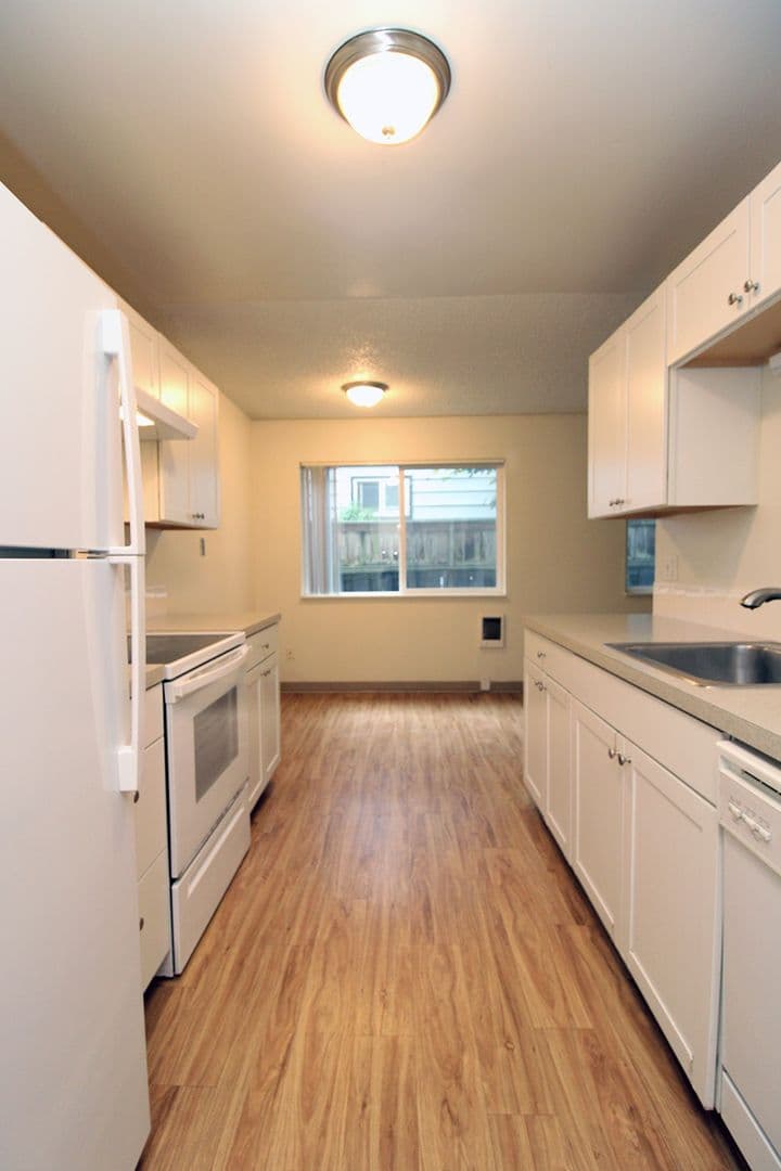 Portland Apartment: 1942-1956 NE Tillamook St